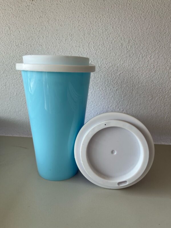 VASO PLASTICO CON TAPA